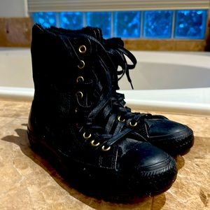 Black converse boot with fur lining.